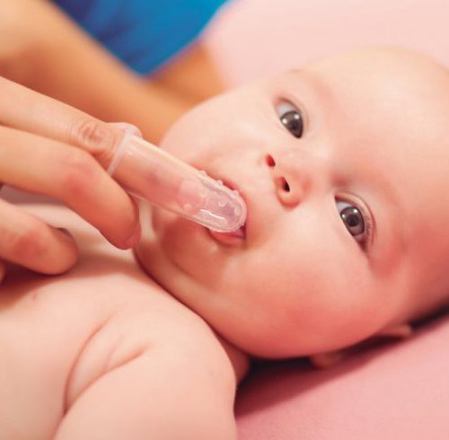 ¿Cómo limpiar las encías de tu bebé?