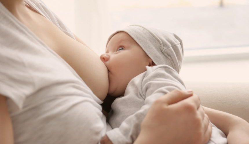 shutterstock_596703422-860x554 Posiciones para amamantar