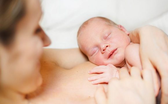 Descubre las ventajas del contacto piel con piel para los bebés y para sus madres